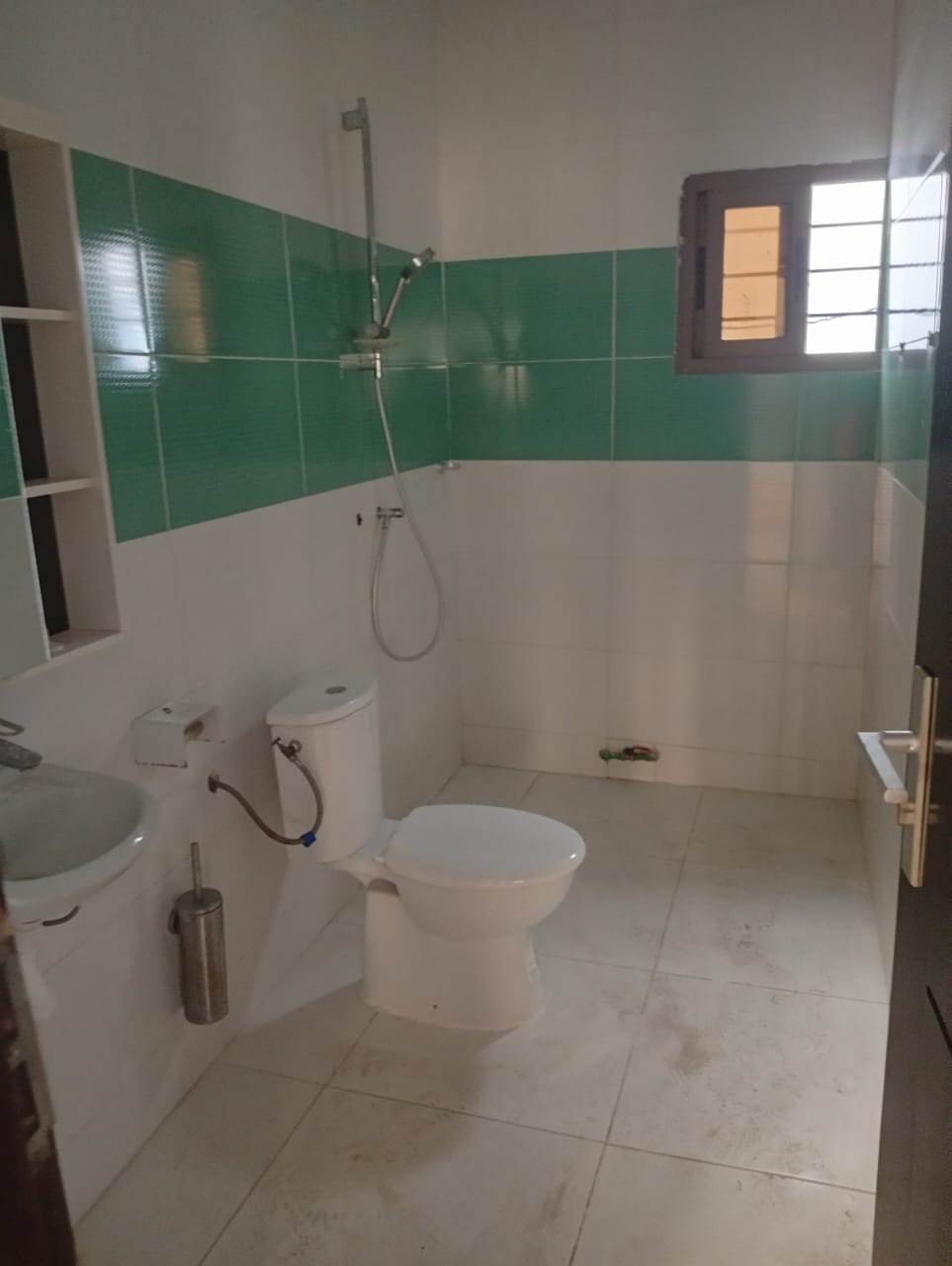 Grand Bassam Quartier Artisanal, Appartement de 09 pièces en location